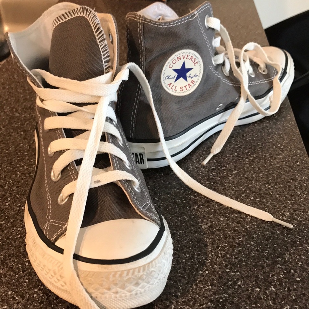 Like new gray converse sneakers size 6